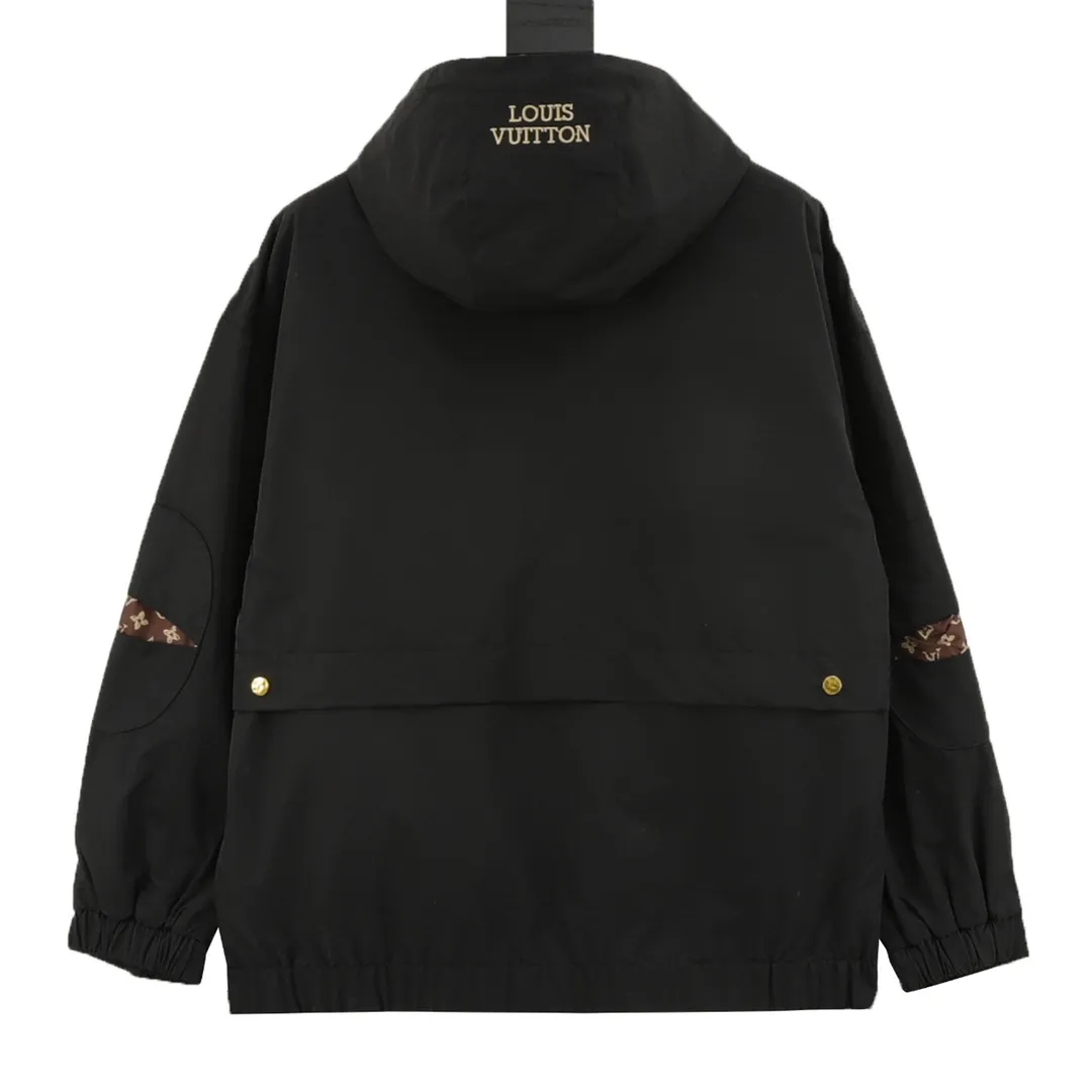 🅿️570 Louis Vuitton/Louis Vuitton presbyopia all-over printed splicing windbreaker zipper jacket. Purchase the original version and have it printed immediately. The fabric is made of custom densely spun technical fabric that is light and thin, and the upper body is silky and breathable. Infrared positioning cutting, workwear-style windbreaker design, the upper body is invincible and versatile. All details are customized and developed, and all hardware and accessories are restored to ZP. Size：XS-L